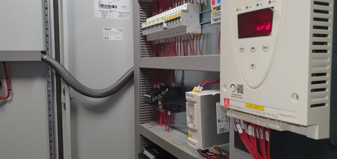 Rresht panelesh ne stacionin e pompimit Durres