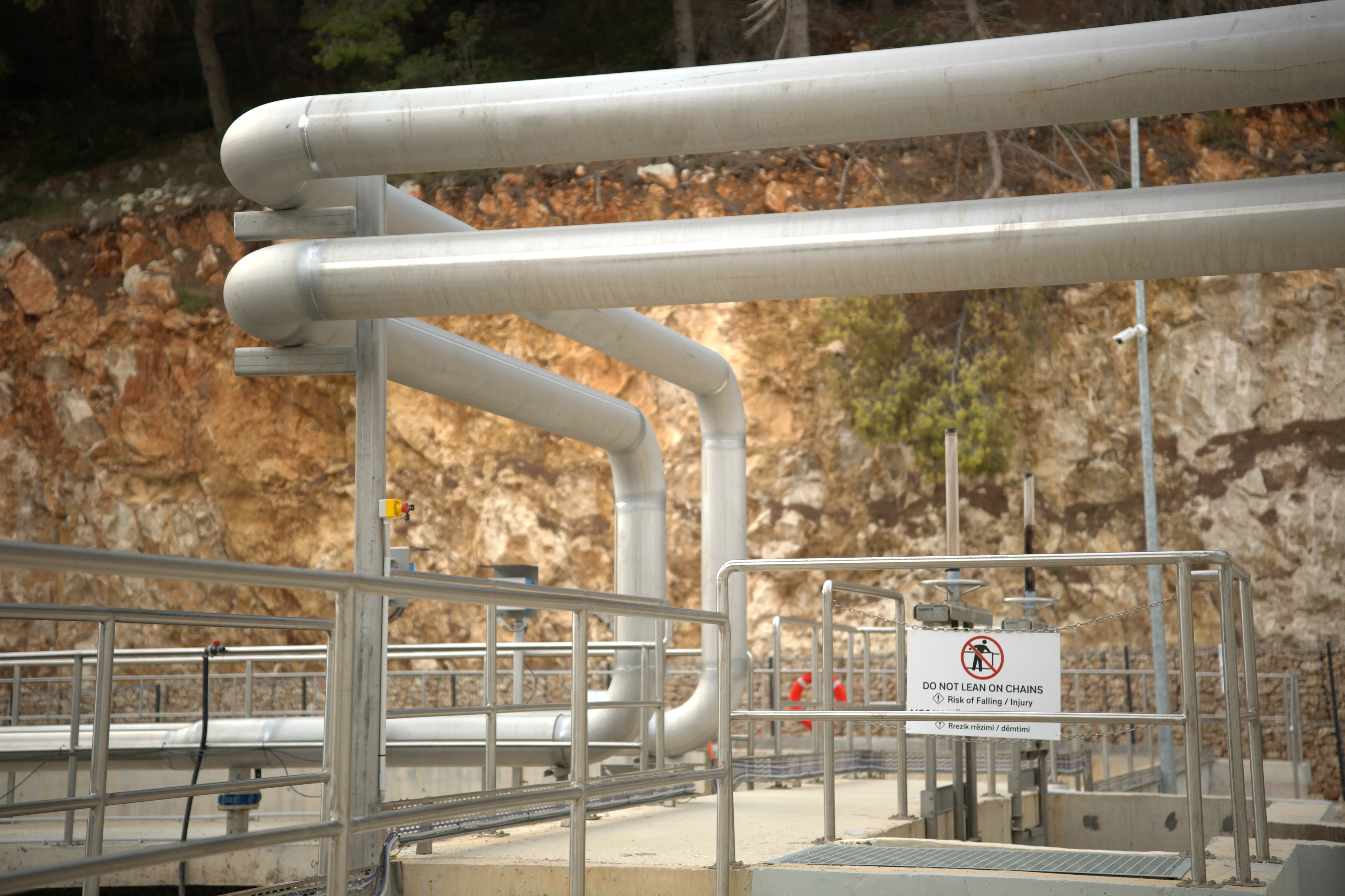 Tubacione ajrimi jashte