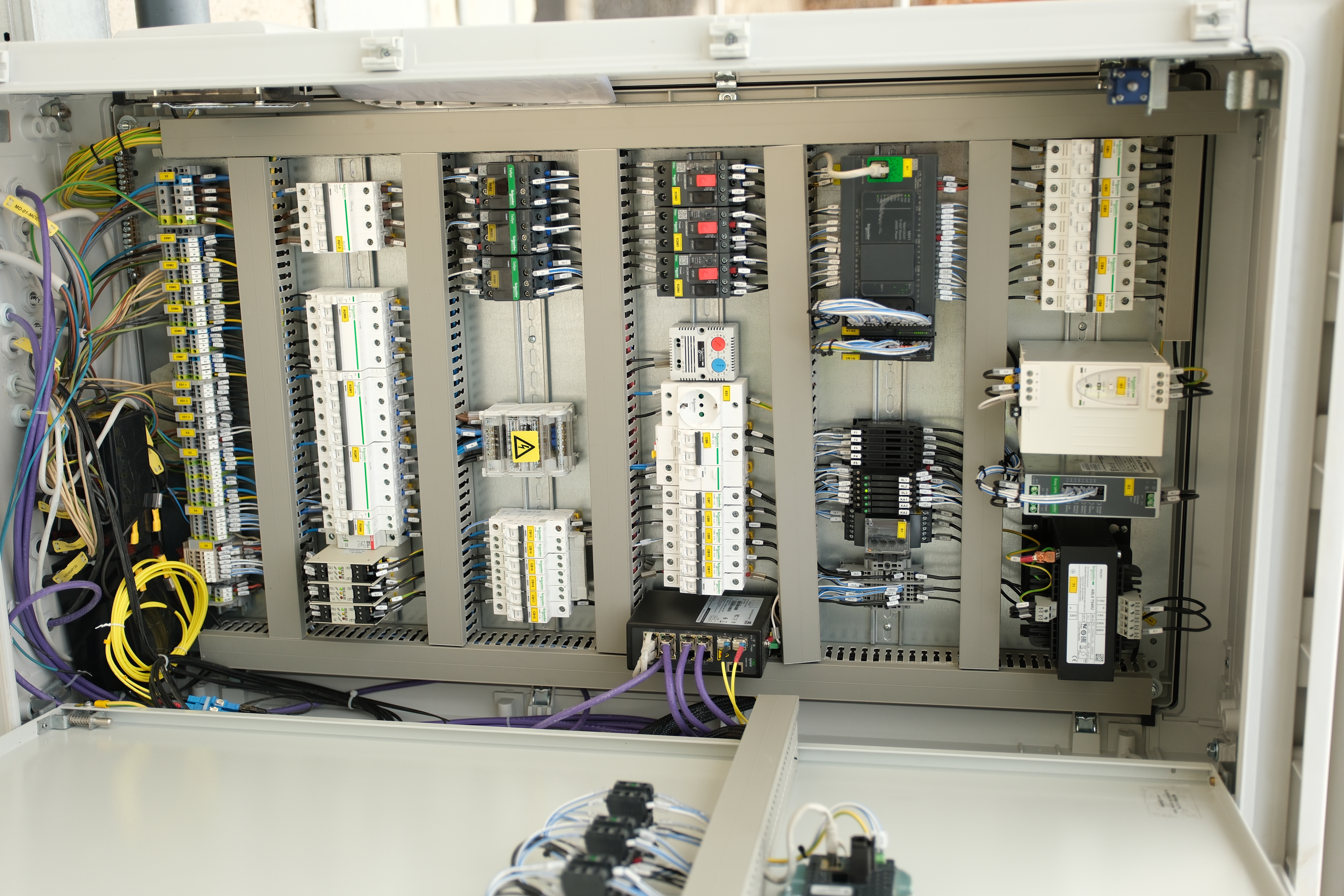 Panel elektrik i hapur per depoziten e septikut