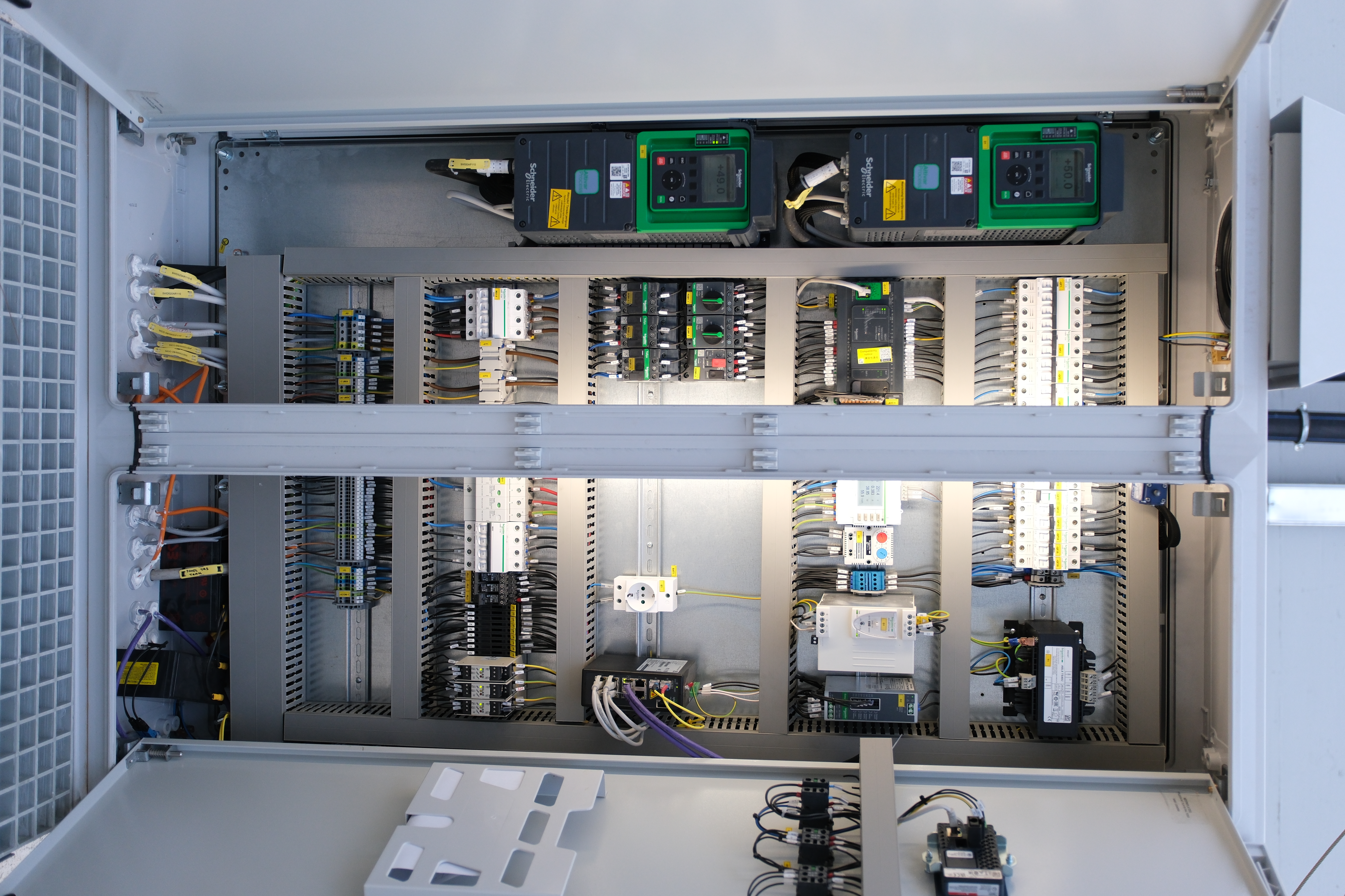 Panel elektrik i hapur per llum dhe polimer