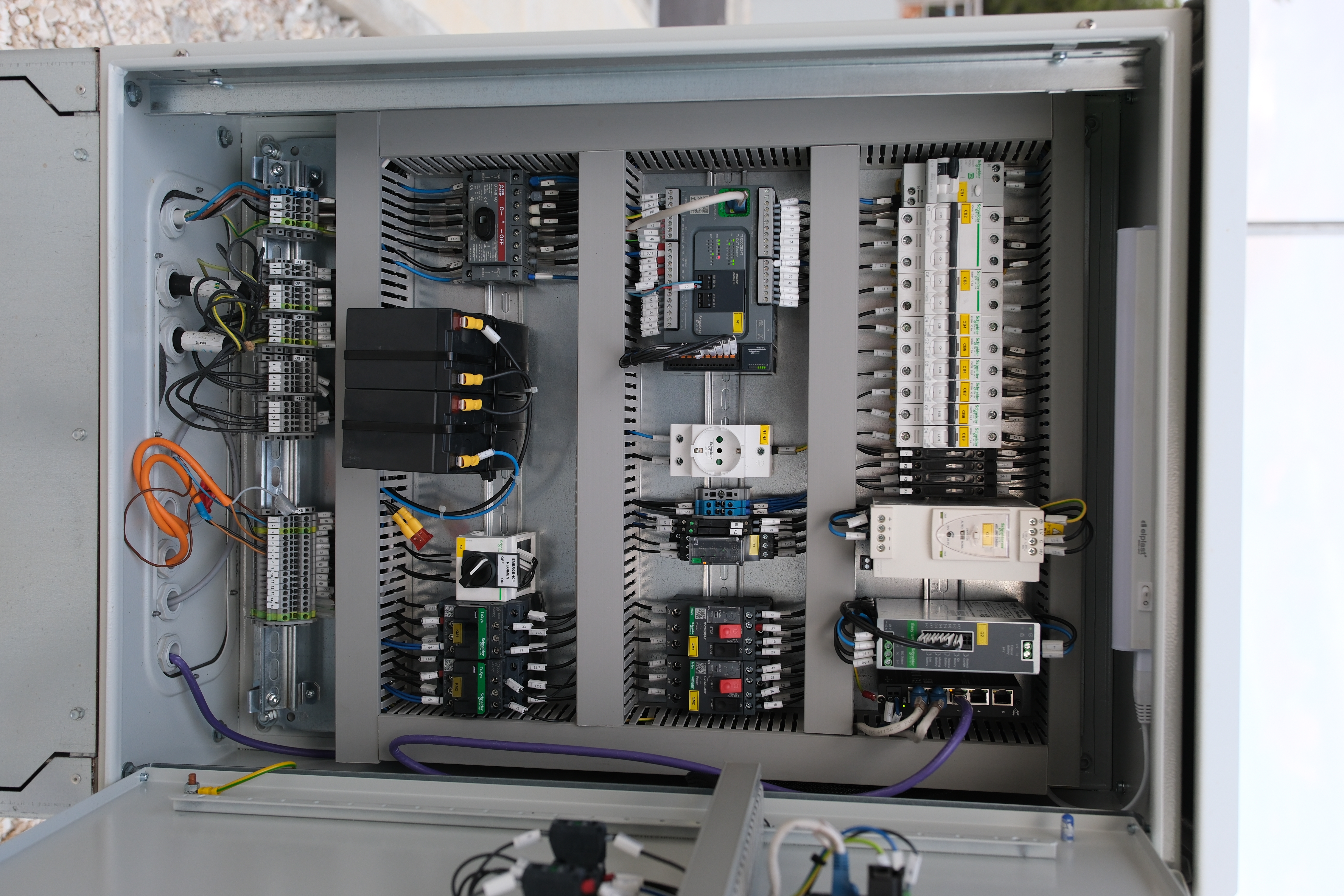 Panel elektrik per stacion te vogel pompimi